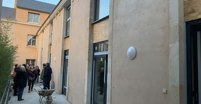Des élus visitent la maison Saint François, une résidence intergénérationnelle construite et gérée par Habitat et Humanisme Sarthe-Mayenne