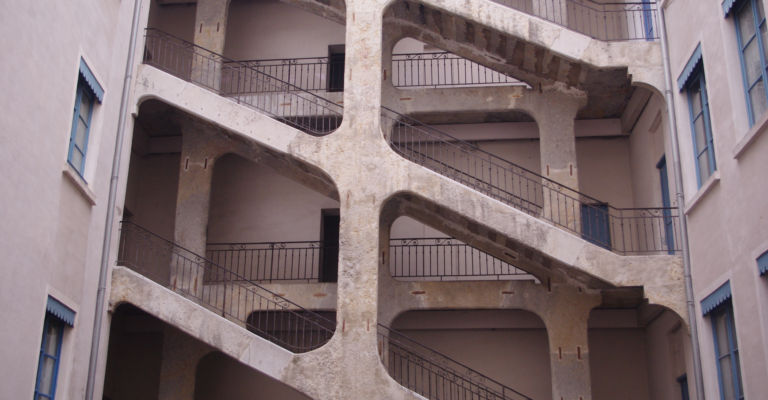 Cour Des Voraces Brutes 04